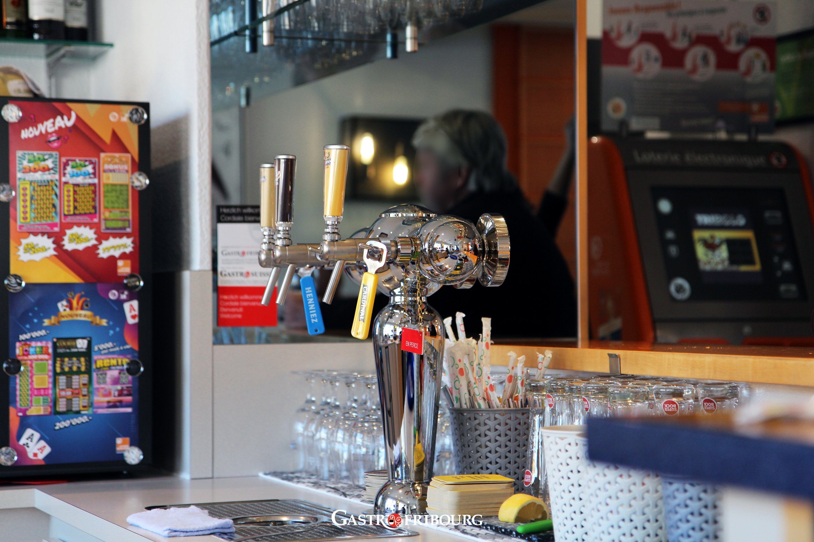 Le comptoir, la bière pression et les verres