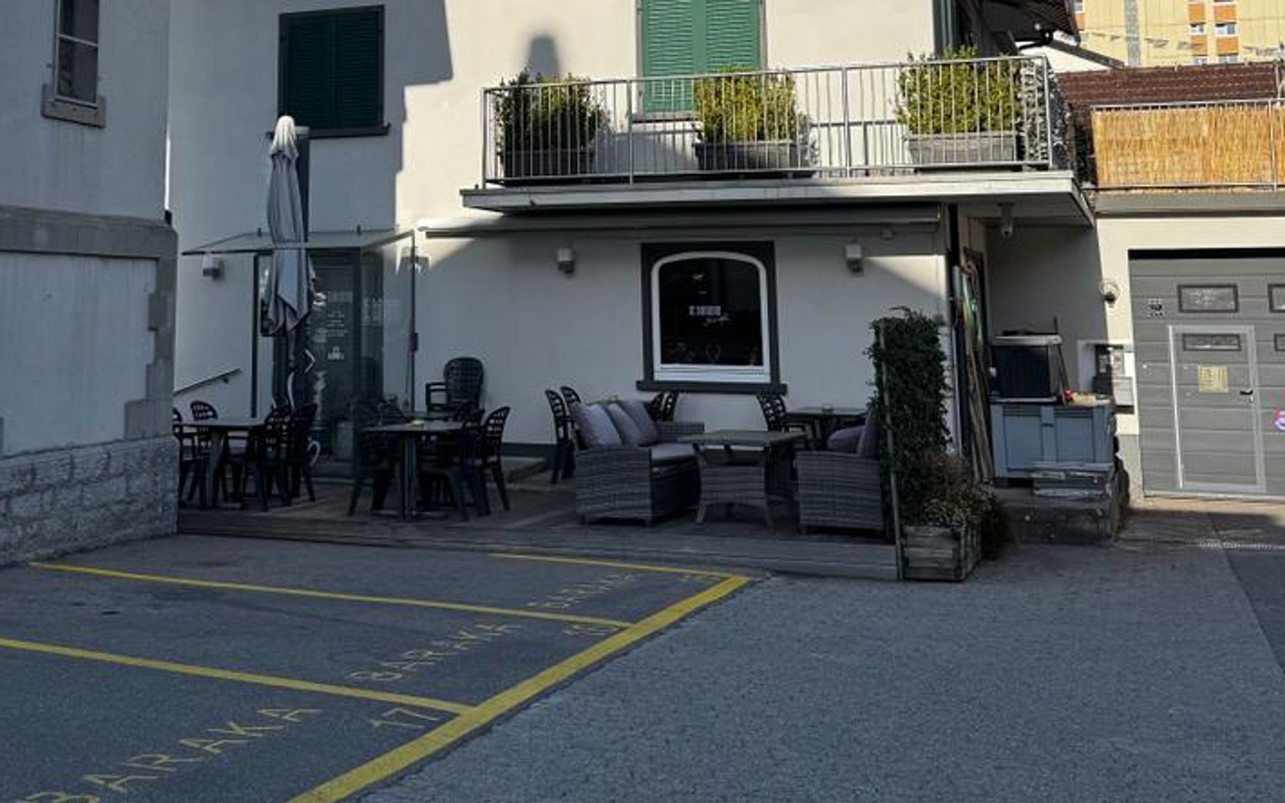 La terrasse, derrière le bâtiment